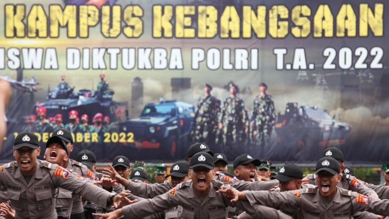 Sejumlah mahasiswa asal Diktukba Polri meneriaki Yel-Yel saat penutupan Integrasi Kampus Nasional TNI-Polri T.A. 2022 di Lapangan Laut Maluku, Kodiklatal, Bumimoro, Surabaya, Jawa Timur, Jumat (16/12/2022). (ANTARA FOTO/Didik Suhartono/aww)