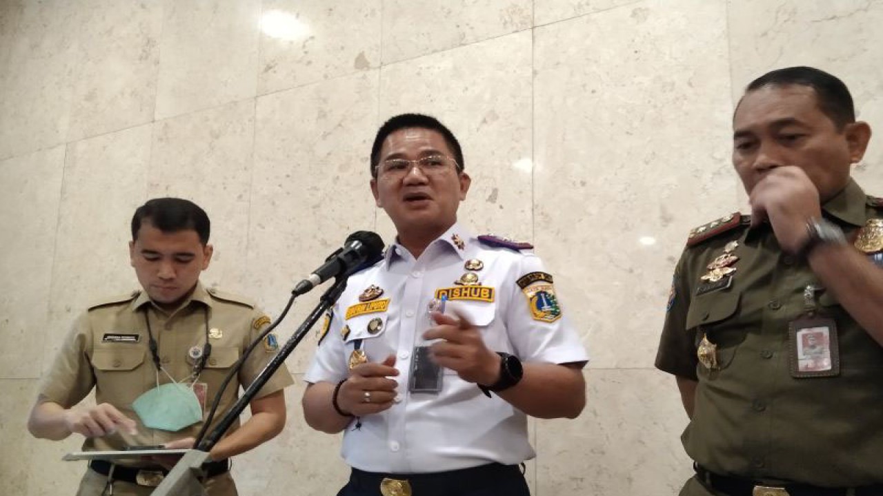 Kepala Dinas Perhubungan DKI Syafrin Liputo (tengah) memberikan keterangan pers terkait persiapan Natal dan Tahun Baru 2023 di Balai Kota Jakarta, Selasa (20/12/2022). ANTARA/Dewa Ketut Sudiarta Wiguna