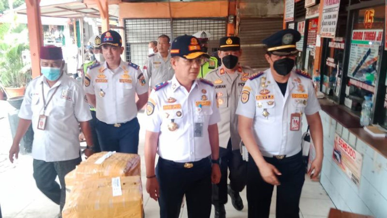 Kepala Dinas Perhubungan DKI Jakarta, Syafrin Liputo saat meninjau Terminal Kalideres Jakarta Barat, Rabu (21/12/2022). ANTARA/Ho-Sudin Perhubungan Jakarta Barat
