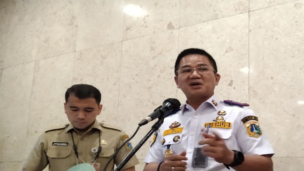 Kepala Dinas Perhubungan DKI Jakarta Syafrin Liputo memberikan keterangan pers terkait kesiapan Natal dan tahun baru di Balai Kota Jakarta, Selasa (20/12/2022) ANTARA/Dewa Ketut Sudiarta Wiguna