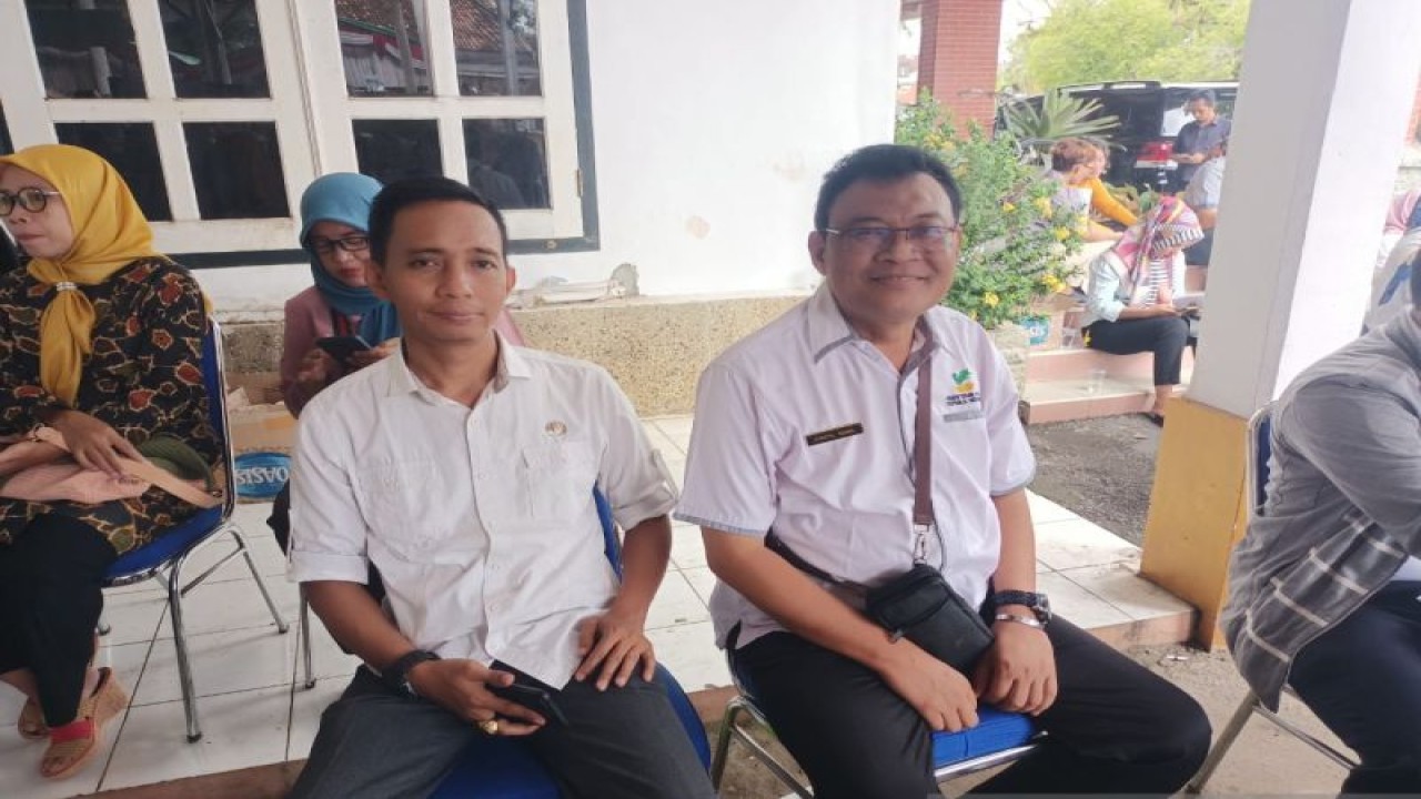 Kepala Dinas Sosial Kabupaten OKU, Syaiful Kamal didampingi Kabid Fakir Miskin, Dodi Handoko. (ANTARA/Edo Purmana/22)