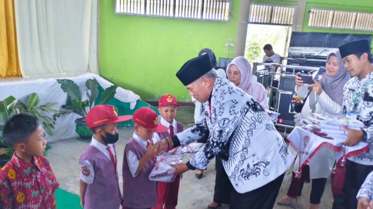 Bupati Rejang Lebong Syamsul Effendi membagikan secara simbolis seragam gratis kepada pelajar di daerah itu pada peringatan Hari Guru Nasional (HGN) 2022, Rabu, (21/12/2022). ANTARA/Nur Muhamad
