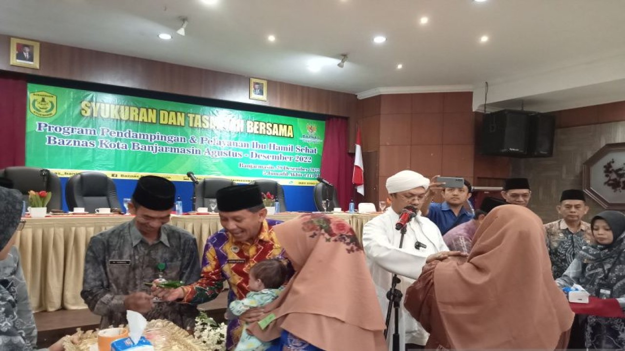 Baznas Kota Banjarmasin saat gelar syukuran dan tasmiyah bersama bagi anak dari program pendampingan dan pelayanan ibu hamil sehat tahun 2022 di Hotel Roditha Banjarmasin, Kamis (29/12/2022). ANTARA/Sukarli
