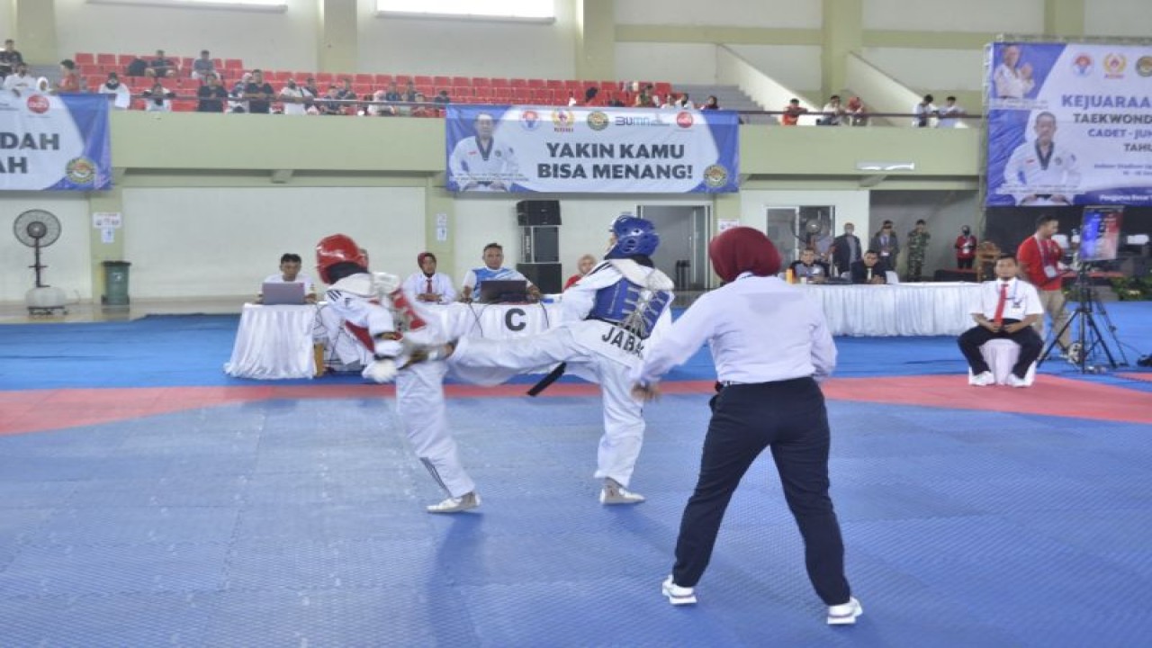 Salah satu atlet Jawa Barat dalam pertandingan pada hari pertama Kejurnas Taekwondo 2022 di Indoor Stadium Benteng Taruna Sport Centre, Tangerang, Banten, Jumat (16/12/2022). (ANTARA/HO-PBTI)