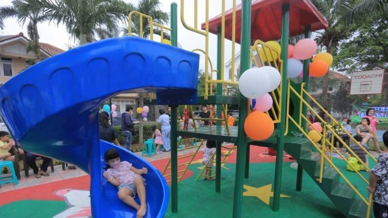Taman bermain di RW 02 Modernland Cikokol Kota Tangerang yang dibangun warga secara swadaya. (ANTARA/HO)