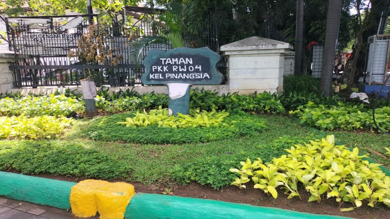 Taman di kawasan Pinangsia, Taman Sari, Jakarta Barat, yang dibangun dalam program penataan kawasan, Senin (12/12/2022) ANTARA/Walda