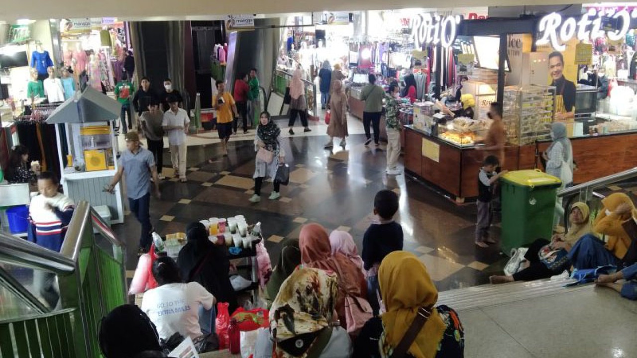 Aktivitas perdagangan di Pasar Tanah Abang, Jakarta, mulai ramai jelang libur Natal dan Tahun Baru, Jumat (23/12/2022). ANTARA/Dewa Ketut Sudiarta Wiguna