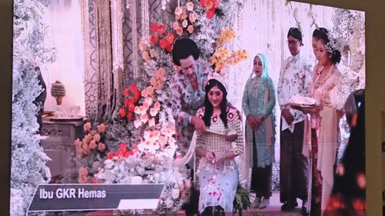 Tangkapan layar permaisuri dari Sri Sultan Hamengkubuwana (HB) X, Gusti Kanjeng Ratu​​​​​​​ (GKR) Hemas melakukan prosesi siraman kepada calon pengantin putri, Erina Sofia Gudono di Gedung Sebaguna Purwodadi, Sinduadi, Mlati, Sleman, DIY, Jumat. (8/12/22). FOTO ANTARA/Victorianus Sat Pranyoto