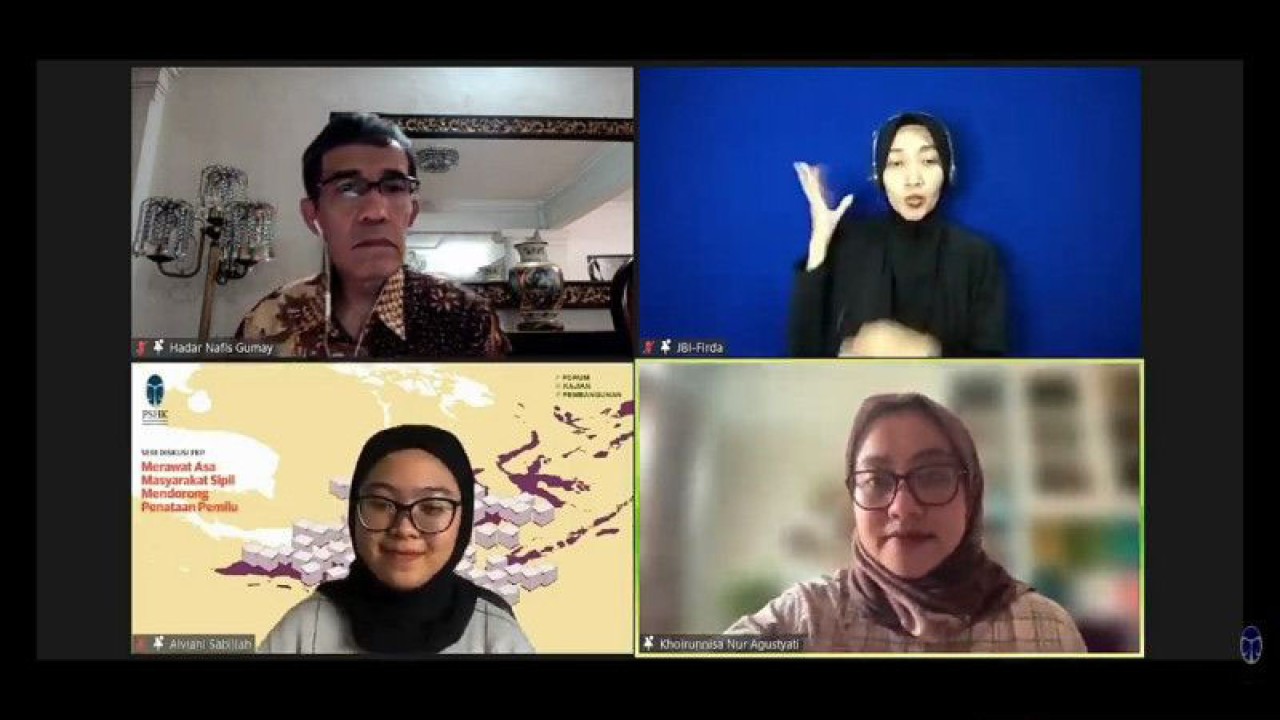 Tangkapan layar - Direktur Eksekutif Perkumpulan untuk Pemilu dan Demokrasi (Perludem) Khoirunnisa Nur Agustyati dalam diskusi daring “Merawat Asa Masyarakat Sipil Mendorong Penataan Pemilu”, sebagaimana dipantau melalui kanal YouTube PSHK Indonesia, di Jakarta, Selasa (13/12/2022). ANTARA/Tri Meilani Ameliya.