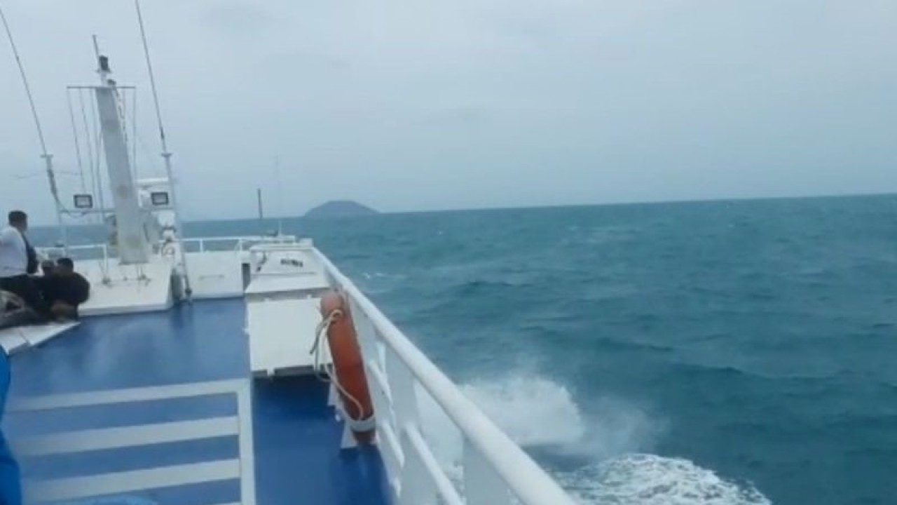 Tangkap layar sebuah kapal cepat saat melintas di perairan Natuna, Jumat (23/12) (ANTARA/Cherman)