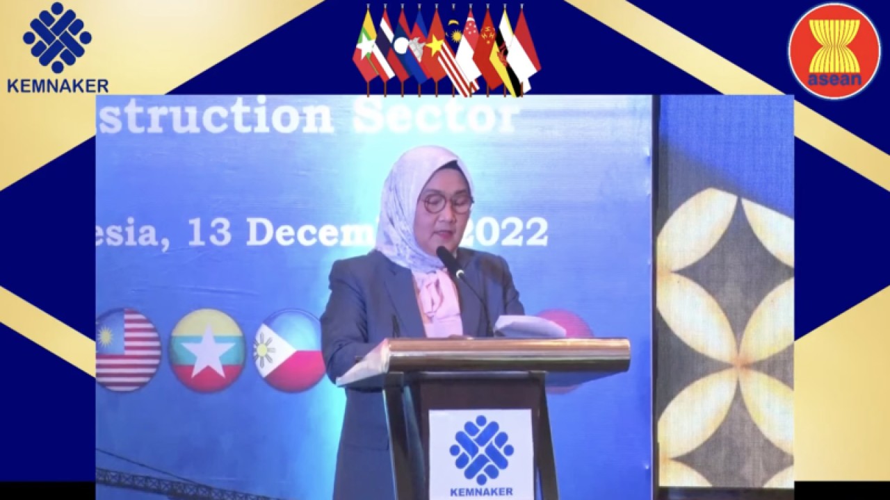 Tangkapan layar Dirjen Binwasnaker dan K3 Haiyani Rumondang dalam peluncuran justifikasi ekonomi untuk implementasi K3 dalam sektor konstruksi di Jakarta, Selasa (13/12/2022) (ANTARA/Prisca Triferna)
