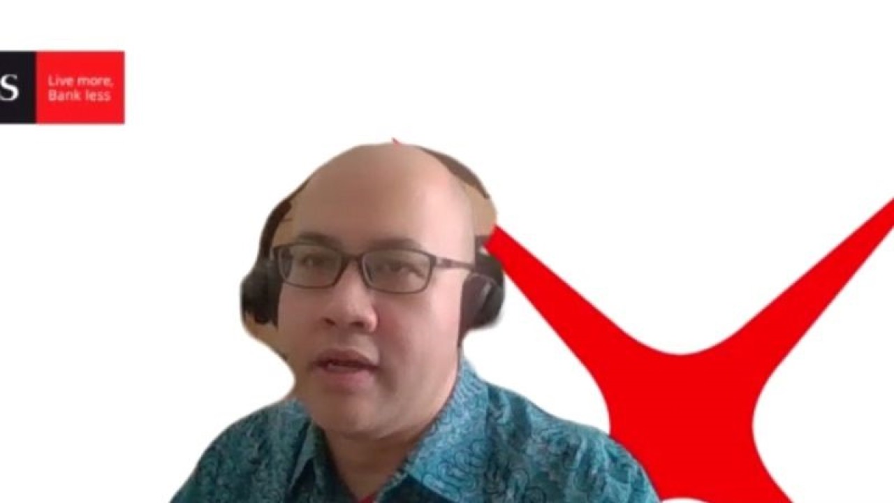 Tangkapan layar Head of Research DBS Group Maynard Arif dalam Group Interview yang dipantau di Jakarta, Selasa (6/12/2022). (ANTARA/Sanya Dinda)