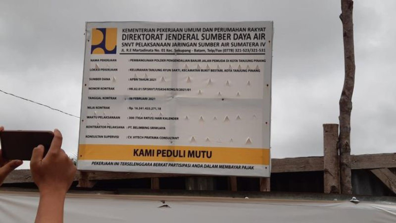 Papan pengumuman proyek polder pengendalian banjir di Gang Natuna, Jalan Pemuda, Kota Tanjungpinang, Kepulauan Riau.ANTARA/Nikolas Panama