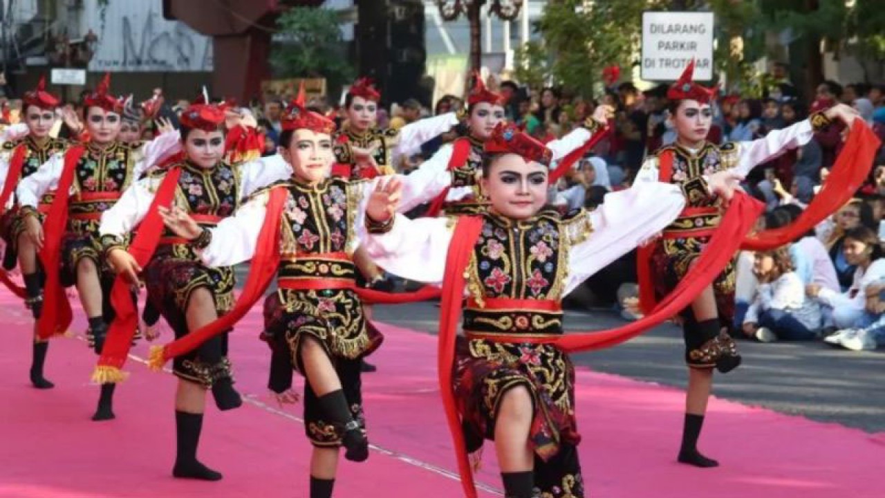 Foro Arsip - Sejumlah penari menampilkan tari Remo saat Gebyar Tari Remo dan Festival Yosakoi di Jalan Tunjungan, Surabaya, Jawa Timur, Sabtu (20/7/2019). (ANTARA FOTO/Didik Suhartono/wsj.)