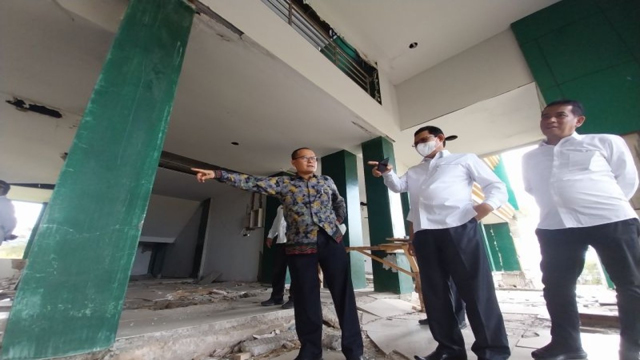 Direktur Perguruan Tinggi dan Iptek Kementerian PPN Tatang Muttaqin (kiri) didampingi oleh Rektor UIN Datokarama Prof Sagaf Pettalongi (tengah) meninjau gedung perkuliahan UIN Datokarama yang terdampak gempa tahun 2018 di Kabupaten Sigi, Sulawesi Tengah, Senin (26/12/2022). (ANTARA/Muhammad Hajiji)