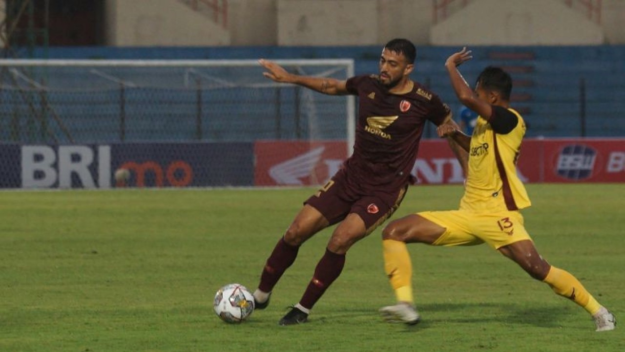 Pesepak bola PSM Makasar Everton (kiri) berebut bola dengan pesepak bola Persikabo 1973 Didik Wahyu (kanan) dalam pertandingan lanjutan BRI Liga 1 di Stadion Sultan Agung, Bantul, D.I Yogyakarta, Senin (05/12/2022). PSM Makasar mengalahkan Persikabo 1973 dengan skor 2-0. ANTARA FOTO/Andreas Fitri Atmoko/hp.