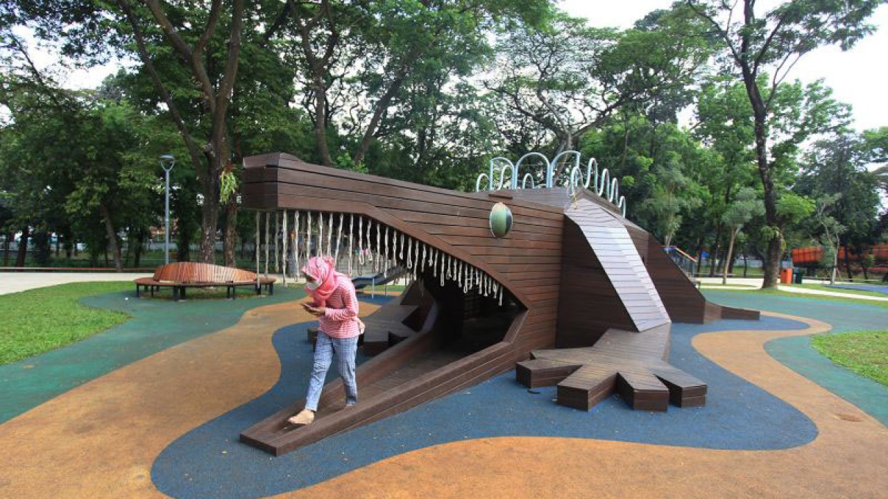 Warga bermain di area Tebet Eco Park, Jakarta, Senin (15/8/2022). Pemerintah Provinsi DKI Jakarta membuka kembali Tebet Eco Park setelah ditutup sementara sejak Juni 2022 untuk perbaikan dan perawatan fasilitas taman. ANTARA FOTO/Reno Esnir/aww.