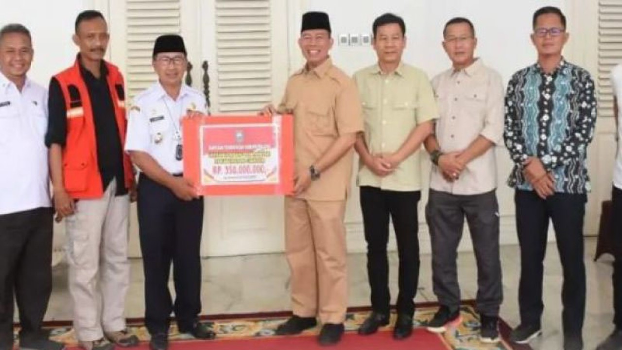 Penjabat Bupati OKU, Teddy Meilwansyah beserta jajaran menyerahkan bantuan uang tunai untuk korban gempa bumi di Cianjur, Kamis. (ANTARA/Edo Purmana/22)