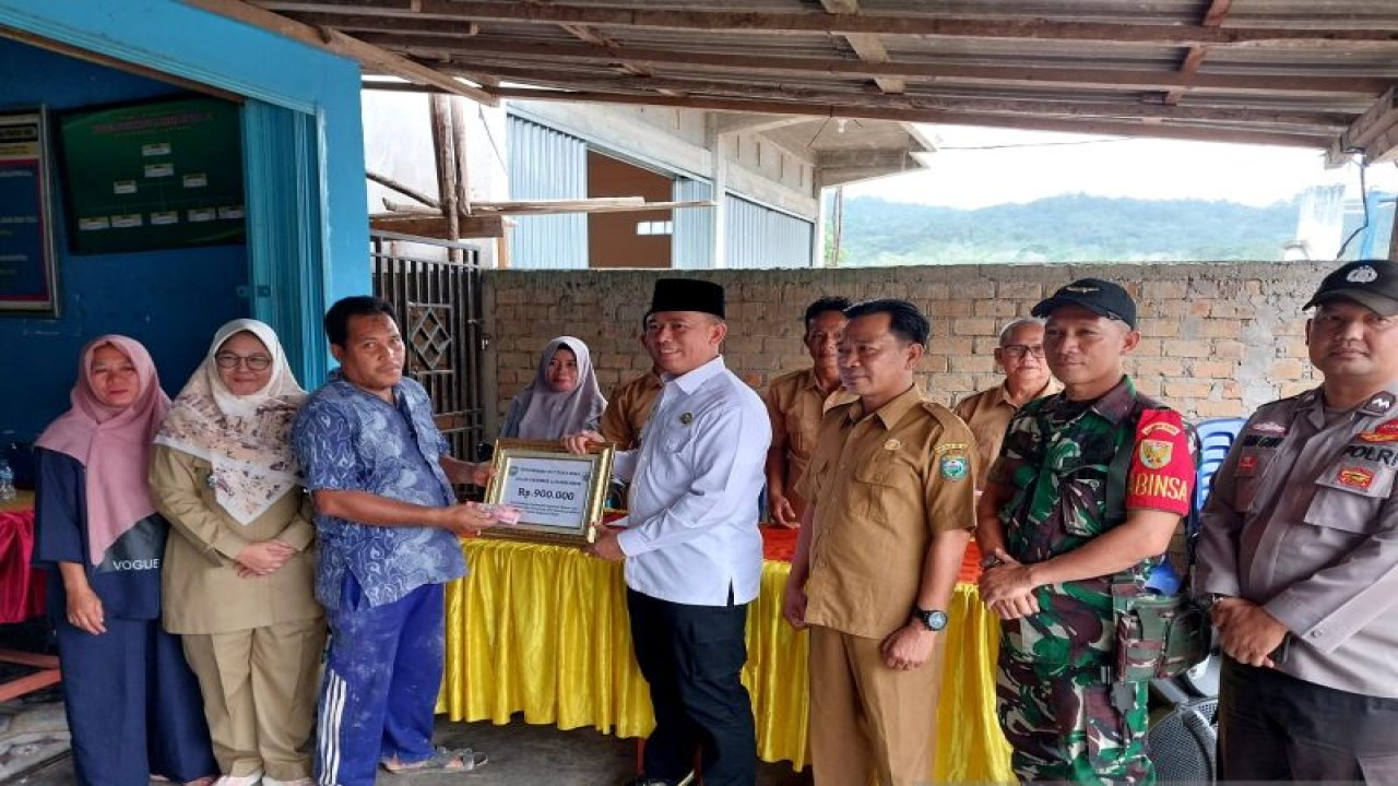 Penjabat Bupati OKU, Teddy Meilwansyah menyerahkan BLT DD secara simbolis untuk warga Desa Karang Lantang, Selasa. (ANTARA/Edo Purmana/22)