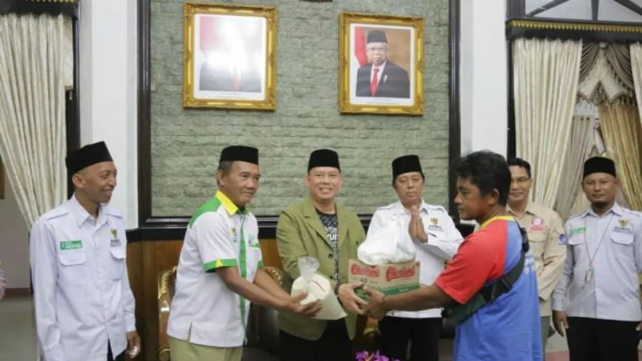 Penjabat Bupati OKU, Teddy Meilwansyah menyalurkan bantuan sembako untuk korban kebakaran di Desa Way Heling dan Rantau Kumpai, Selasa. (ANTARA/Edo Purmana/22)