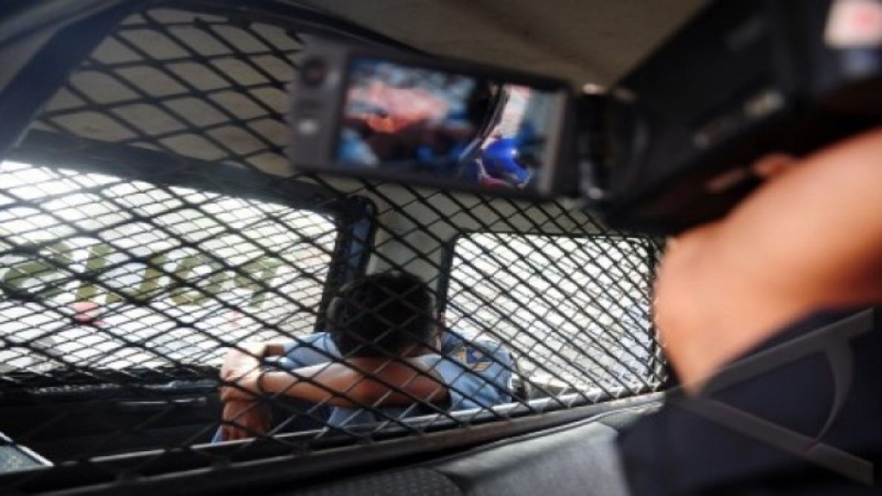 Seorang pelajar diamankan di dalam mobil polisi usai tawuran di Jalan Arjuna, Tegal, Jateng, Kamis (3/10/2013). ANTARA FOTO/Oky Lukmansyah/ss/mes/13