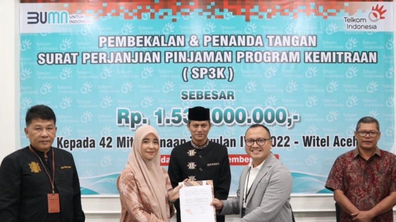 General Manager Telkom Witel Aceh Teuku Fauzan saat menyerahkan surat perjanjian pinjaman program pendanaan UMK (SP3PUMK), di kantor Telkom Witel Aceh, di Banda Aceh, Kamis (29/12/2022) (ANTARA/HO/Telkom Witel Aceh)