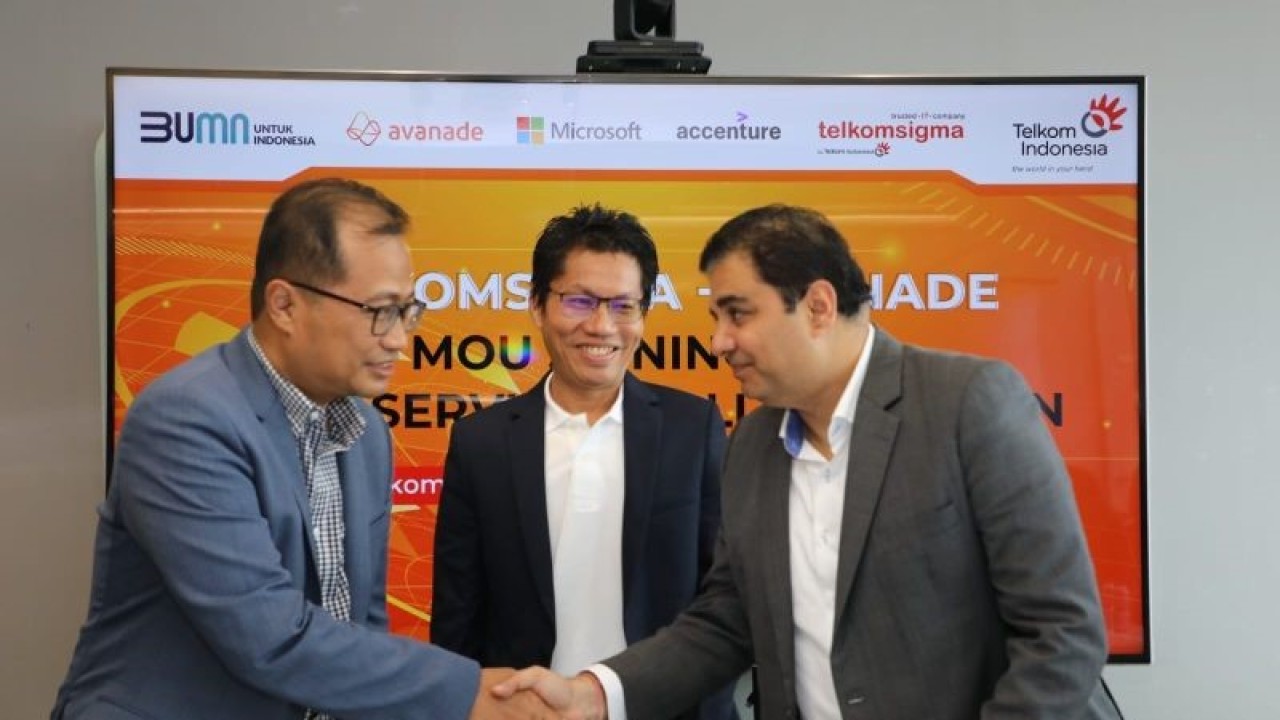Direktur Strategic Portfolio Telkom Budi Setyawan Wijaya (kiri), bersama dengan Plt. CEO TelkomSigma Roberto Surya Negara (tengah), dan Direktur Utama Asia Tenggara Avanade Bhavya Kapoor (kanan) usai penandatanganan nota kesepahaman. (ANTARA/Telkom)