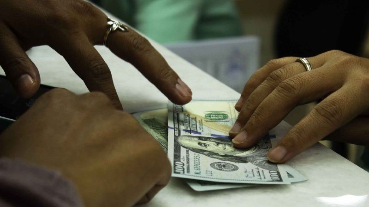 Teller melayani jual beli mata uang Dolar AS di sebuah tempat penukaran uang, Jakarta, Rabu (6/7/2022). ANTARA FOTO/Subur Atmamihardja/wsj.
