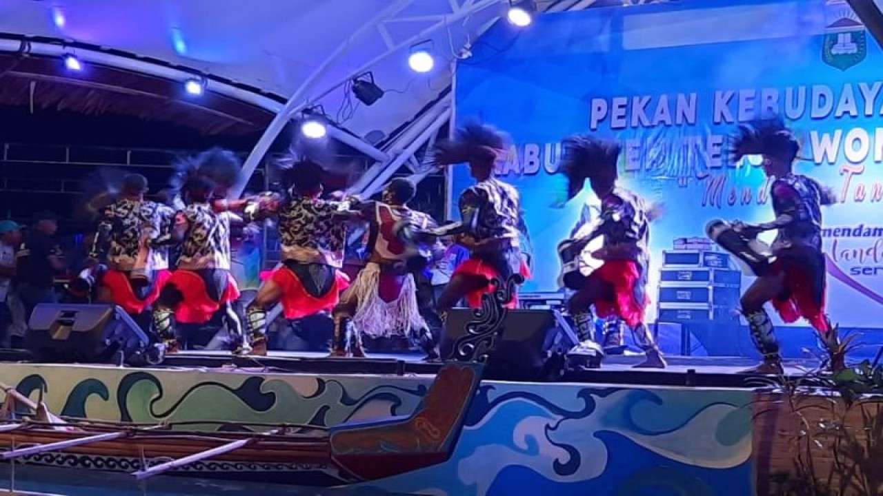 Sejumlah pemuda Teluk Wondama mempertontonkan tarian pukul tifa saat penutupan Pekan Kebudayaan Daerah Teluk Wondama Tahun 2022. (ANTARA/HO-Zack Tonu B)