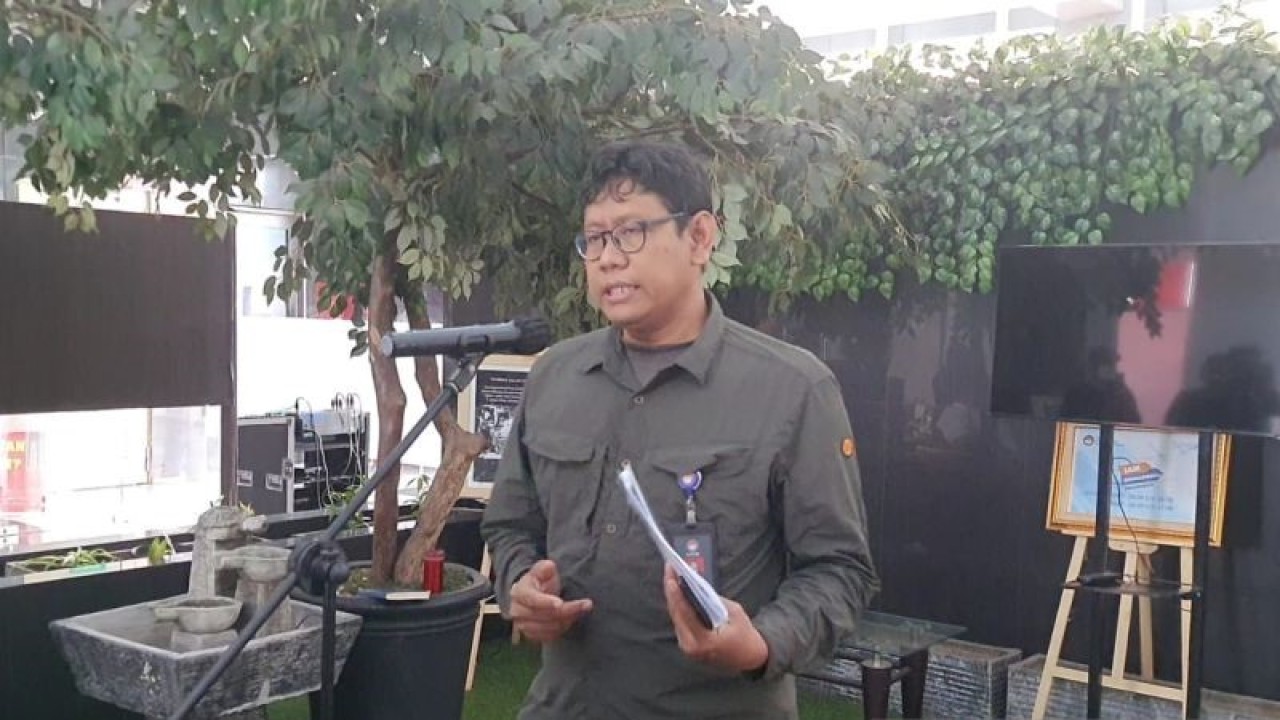 Tenaga Ahli LPSK Syahrial Martanto saat memberikan keterangan pers di Kantor LPSK, Jakarta, Selasa (13/12/2022). ANTARA/Syaiful Hakim.