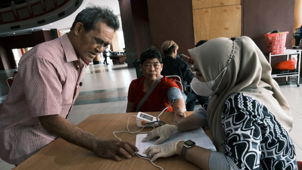 Ilustrasi - Tenaga kesehatan memberikan penjelasan kepada dua warga lansia yang hendak melakukan vaksinasi COVID-19 di Pontianak Convention Center (PCC) di Pontianak, Kalimantan Barat, Kamis (15/12/2022). ANTARA FOTO/Jessica Helena Wuysang/foc.