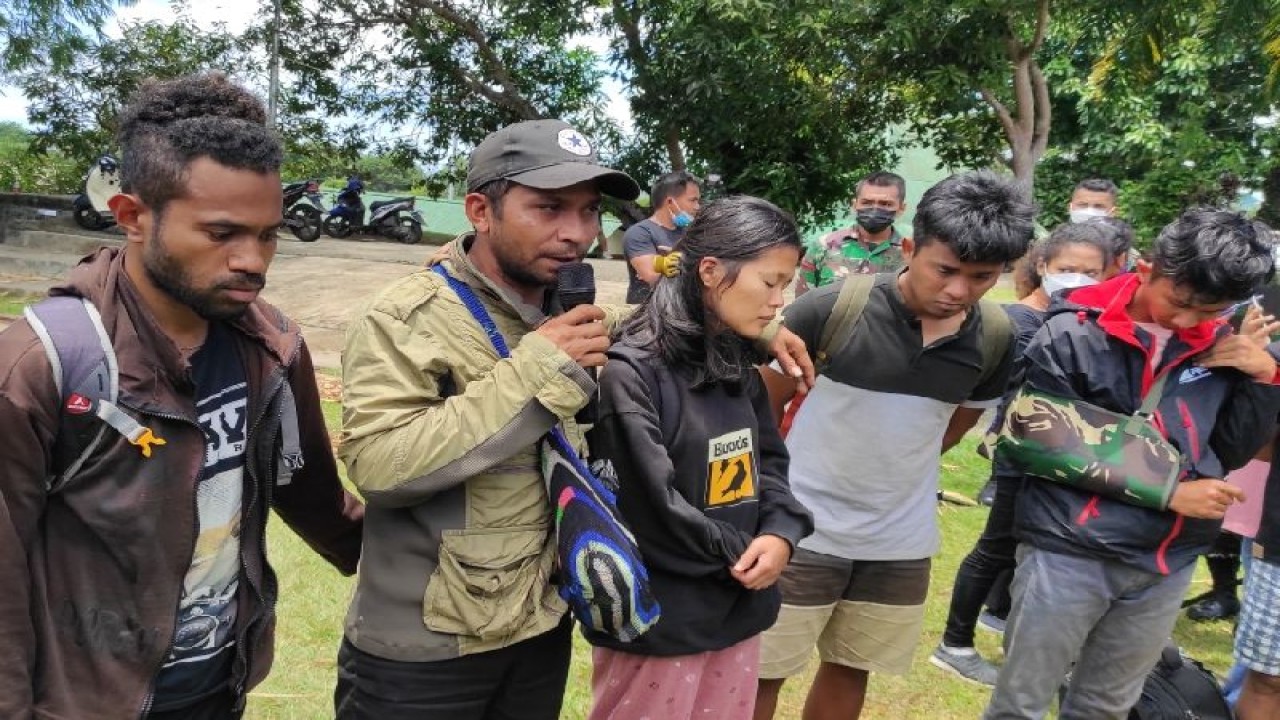 Tenaga kesehatan yang selamat dari aksi teror KKB di Kiwirok, Jumat (17-9-2022), dievakuasi ke Jayapura. ANTARA/Evarukdijati