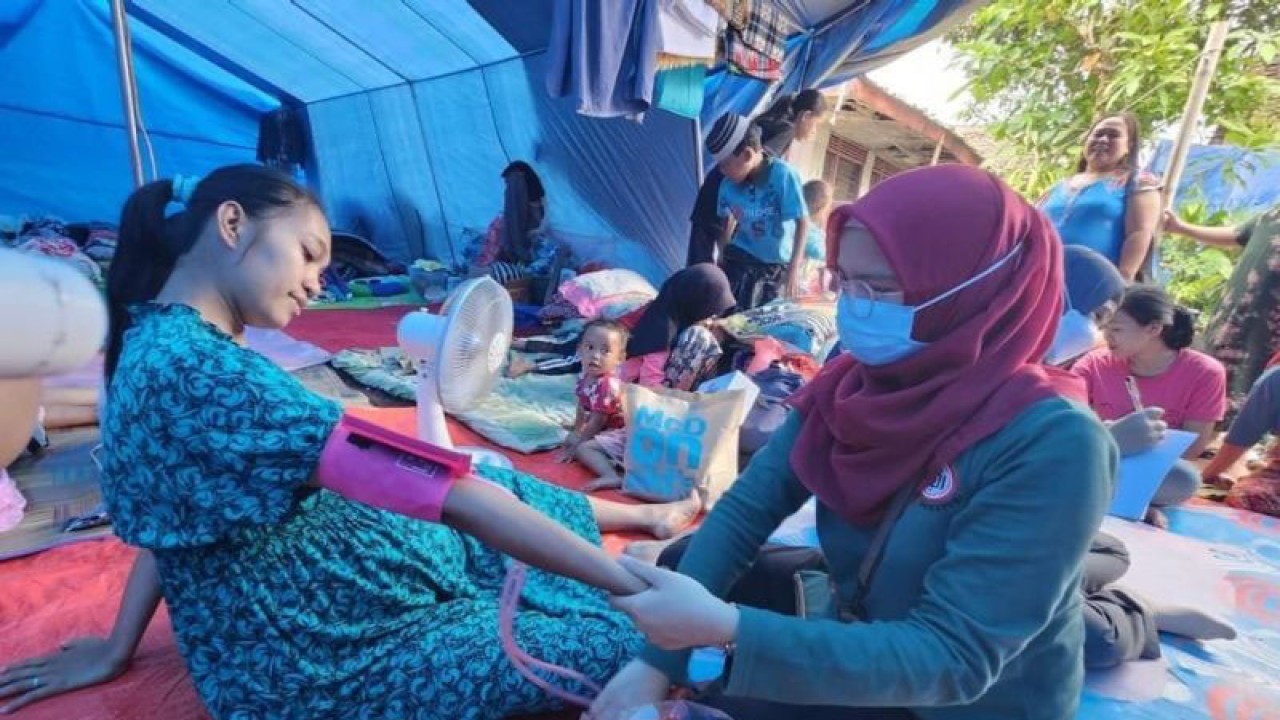 Tenaga medis dari Ikatan Dokter Indonesia (IDI) memberikan pelayanan kesehatan langsung ke posko pengungsian korban gempa di Kabupaten Cianjur, Jabar, Jumat (2/12/2022). Setiap hari dilakukan pemeriksaan guna memastikan kondisi kesehatan pengungsi.(FOTO ANTARA/Ahmad Fikri). (Ahmad Fikri)