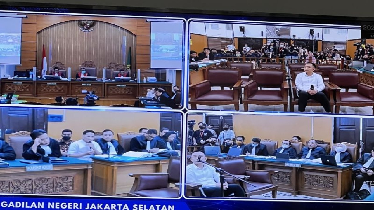 Terdakwa kasus pembunuhan Brigadir Nofriansyah Yosua Hutabarat (Brigadir J), Richard Eliezer, menanggapi kesaksian Ricky Rizal dalam sidang di Pengadilan Negeri Jakarta Selatan, Jakarta, Senin (5-12-2022). ANTARA/Putu Indah Savitri