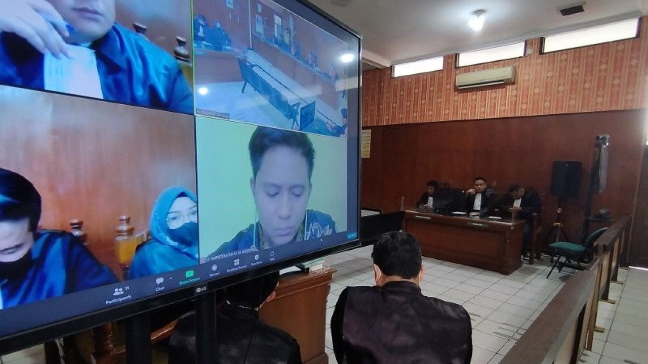 Terdakwa Doni Salmanan menjalani sidang vonis di PN Bale Bandung, Kabupaten Bandung, Jawa Barat, Kamis (15/12/2022). ANTARA/Bagus Ahmad Rizaldi