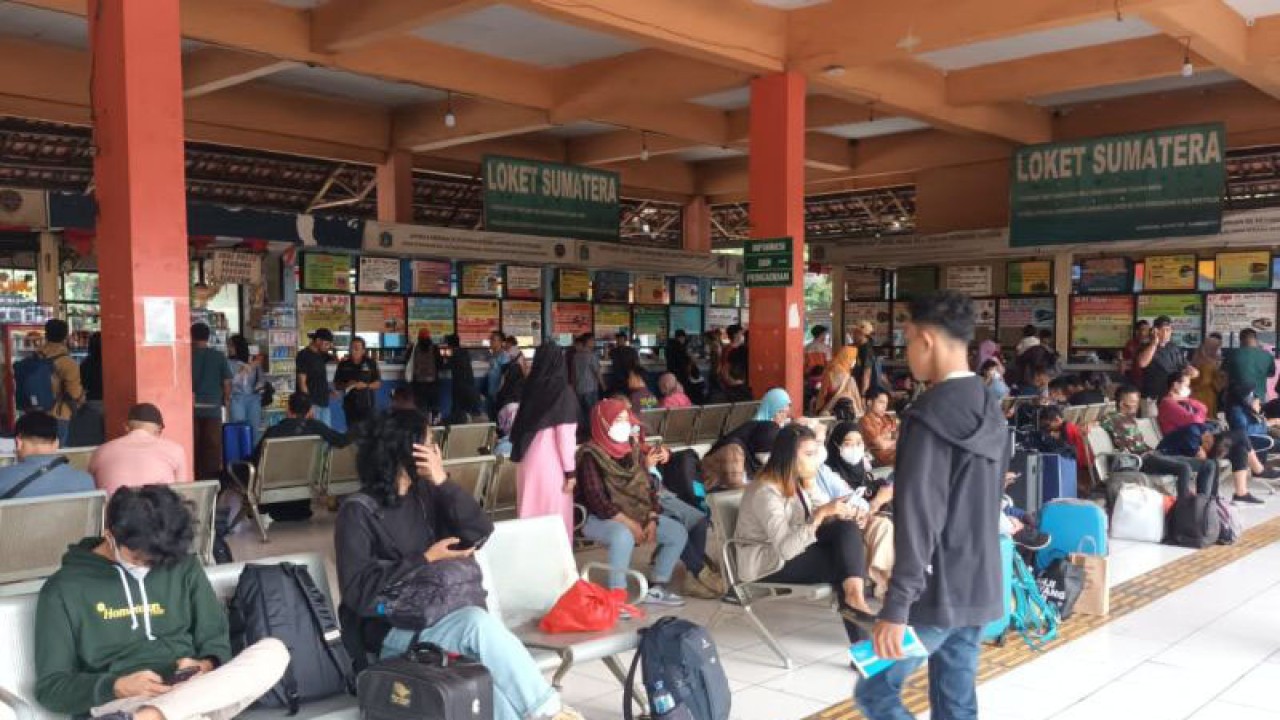 Suasana ruang tunggu keberangkatan penumpang bus AKAP di Terminal Kampung Rambutan, Jakarta, Jumat (23/12/2022). ANTARA/Yogi Rachman