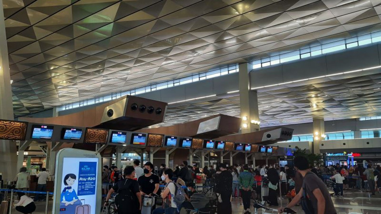 Sejumlah calon penumpang penerbangan mengantre di counter check in atau pemeriksaan tiket di Terminal 3A Bandara Soetta, Tangerang. (ANTARA/Azmi Samsul Maarif)