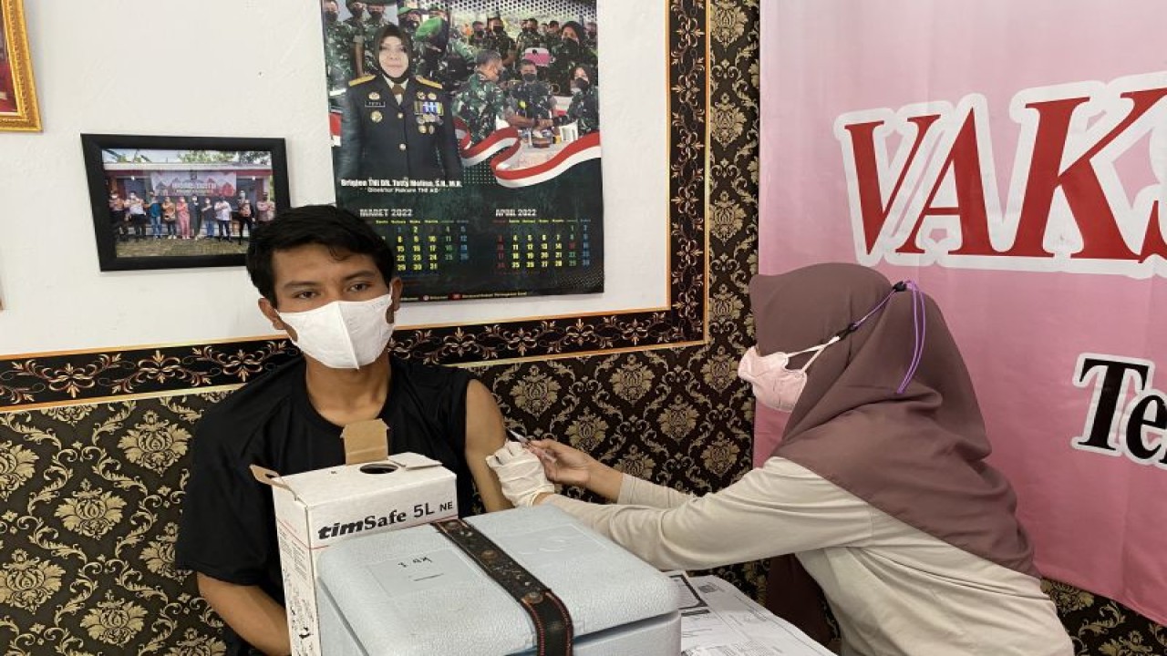 Calon pemudik menerima vaksin penguat atau "booster" di Terminal Kalideres, Jakarta Barat, Selasa (26/4/2022). (ANTARA/Shofi Ayudiana)