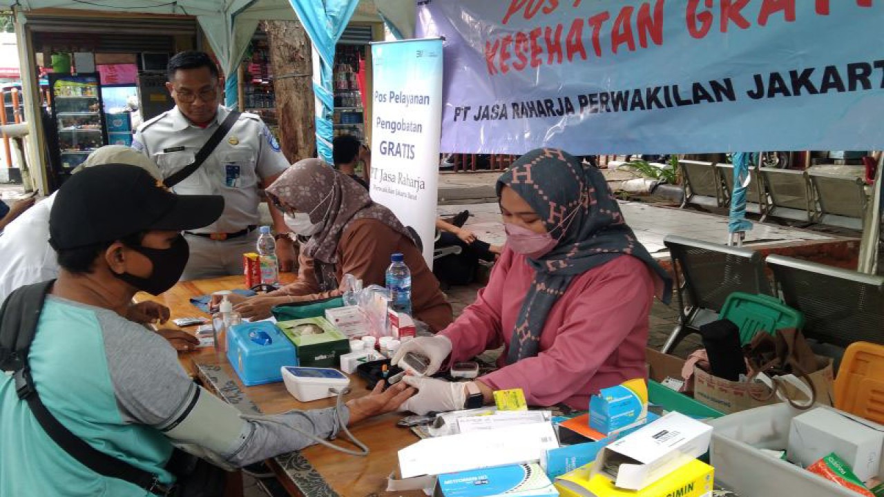 Pengemudi bus memeriksakan kesehatan di posko pengobatan gratis di Terminal Kalideres, Jakarta Barat, Sabtu (24/11/2022). ANTARA/Dewa Ketut Sudiarta Wiguna