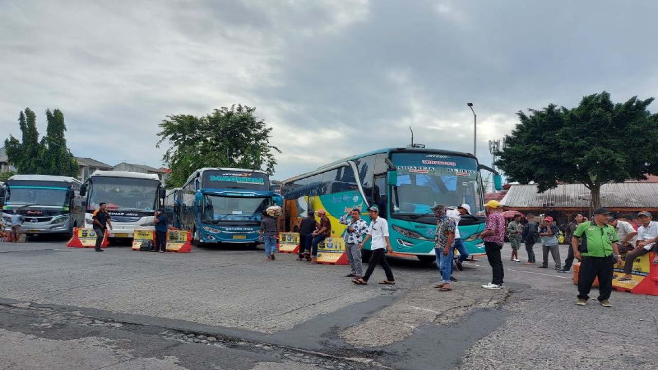 Situasi Terminal Kalideres Jakarta Barat pada Jumat (30/12/2022). (ANTARA/Ricky Prayoga)