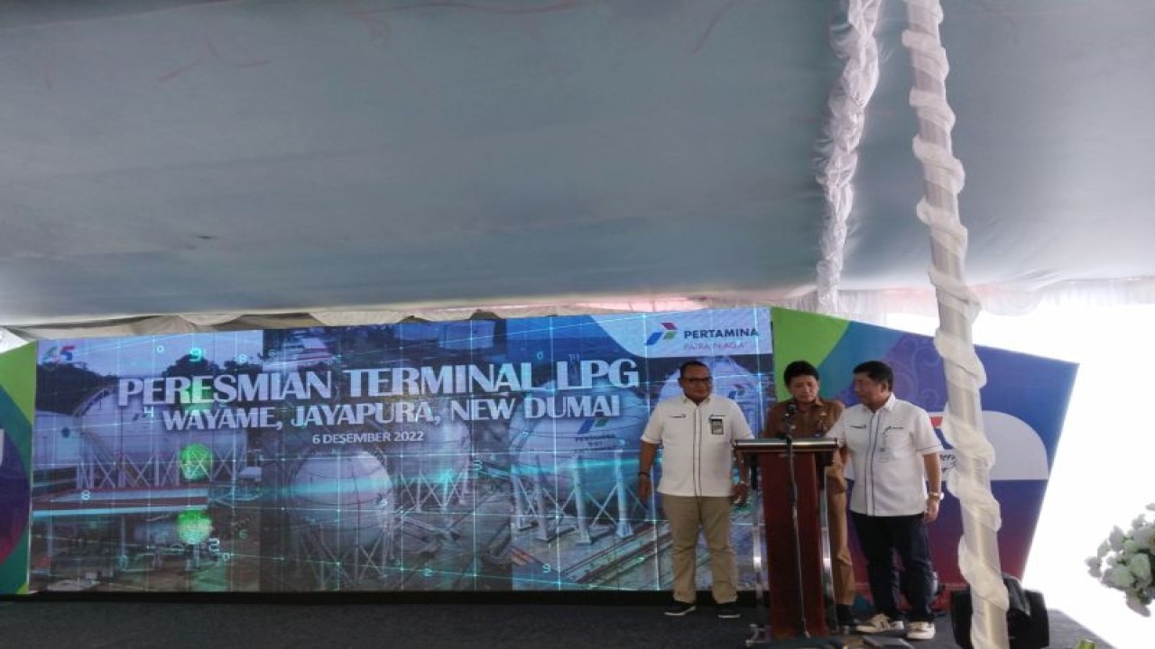 Direktur Utama PT Pertamina Patra Niaga, Alfian Nasution didampingi Plt Sekretaris Daerah Provinsi Maluku, Sadli Le ,meresmikan Terminal Liquified Petroleum Gas (LPG) Wayame di Kota Ambon berkapasitas total 2.000 metrik ton (MT), dan terminal Jayapura dan New Dumai, Selasa (6/12/2022). ANTARA/Penina F Mayaut.