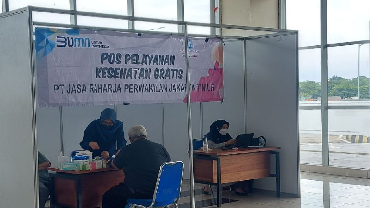 Suasana posko kesehatan di Terminal Pulo Gebang, Jakarta, Jumat (23/12/2022). ANTARA/Yogi Rachman