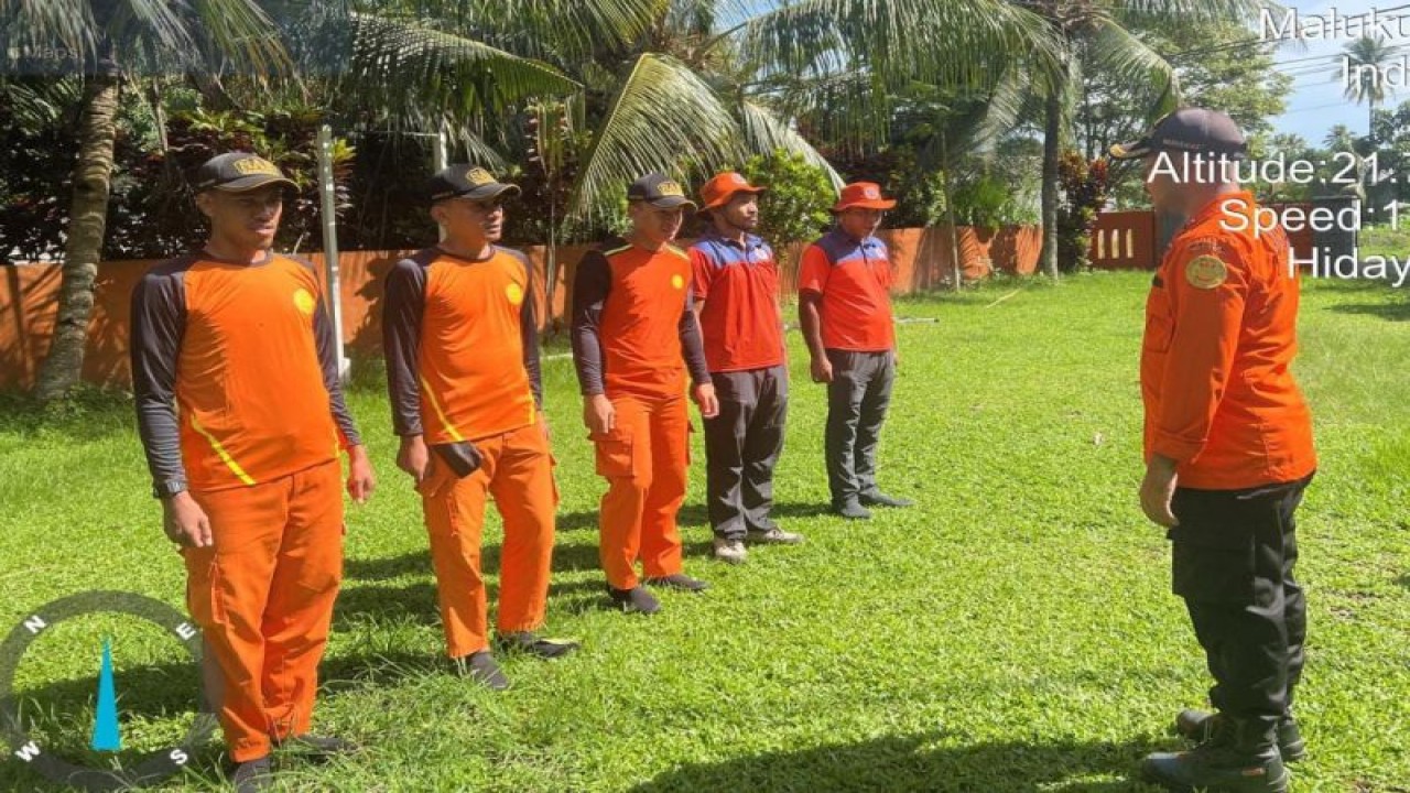 Tim Basarnas Ternate, Maluku Utara, melakukan pencarian terhadap seorang kakek bernama Jonathan Kariang (65 tahun) dilaporkan hilang saat mandi di Kali Jodoh Kao, Kabupaten Halmahera Utara pada Rabu (14/12/2022) (FOTO ANTARA/Abdul Fatah)