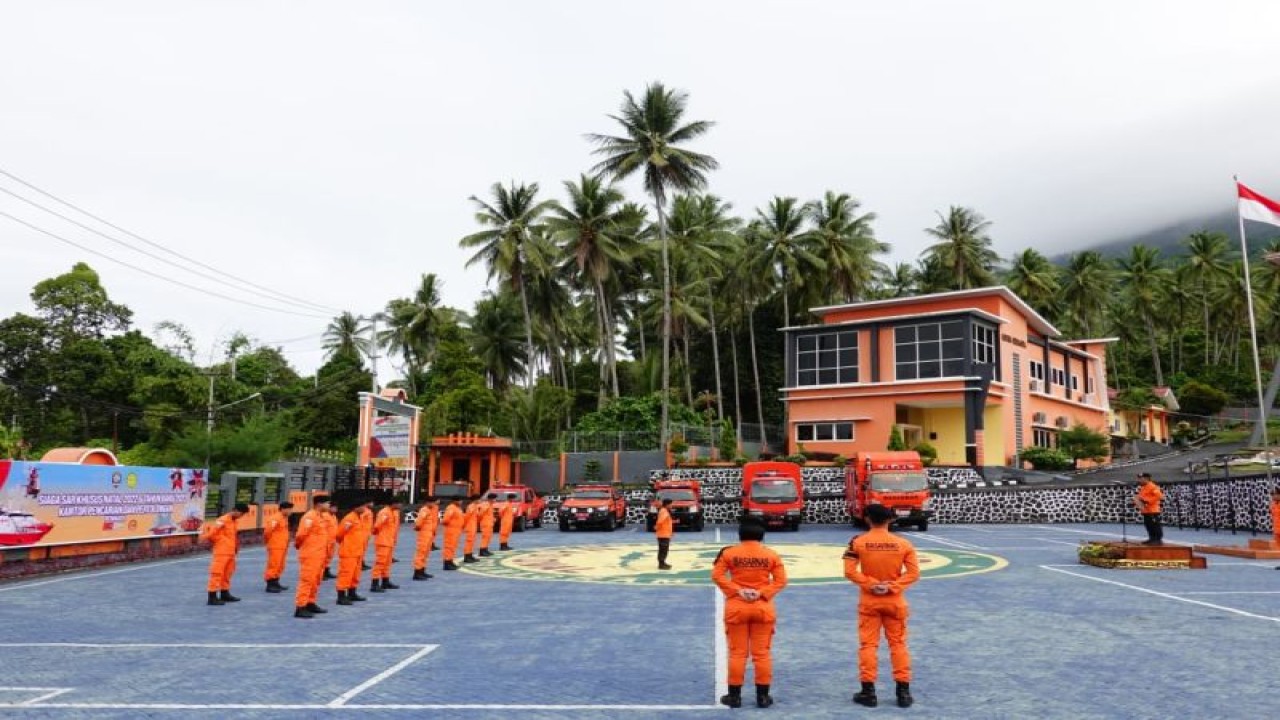 Kantor Pencarian dan Pertolongan (Basarnas) melaksanakan apel gelar pasukan dan peralatan di Kota Ternate, Maluku Utara, Senin (19/12/2022), menjelang libur Natal 2022 dan Tahun Baru 2023. (ANTARA/Abdul Fatah)