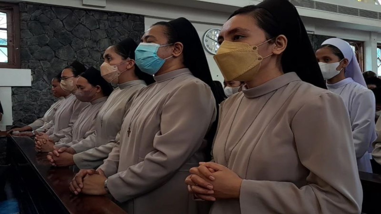 Suasana misa natal di Gereja Katolik Santo Willibrordus, Kota Ternate (Abdul Fatah)