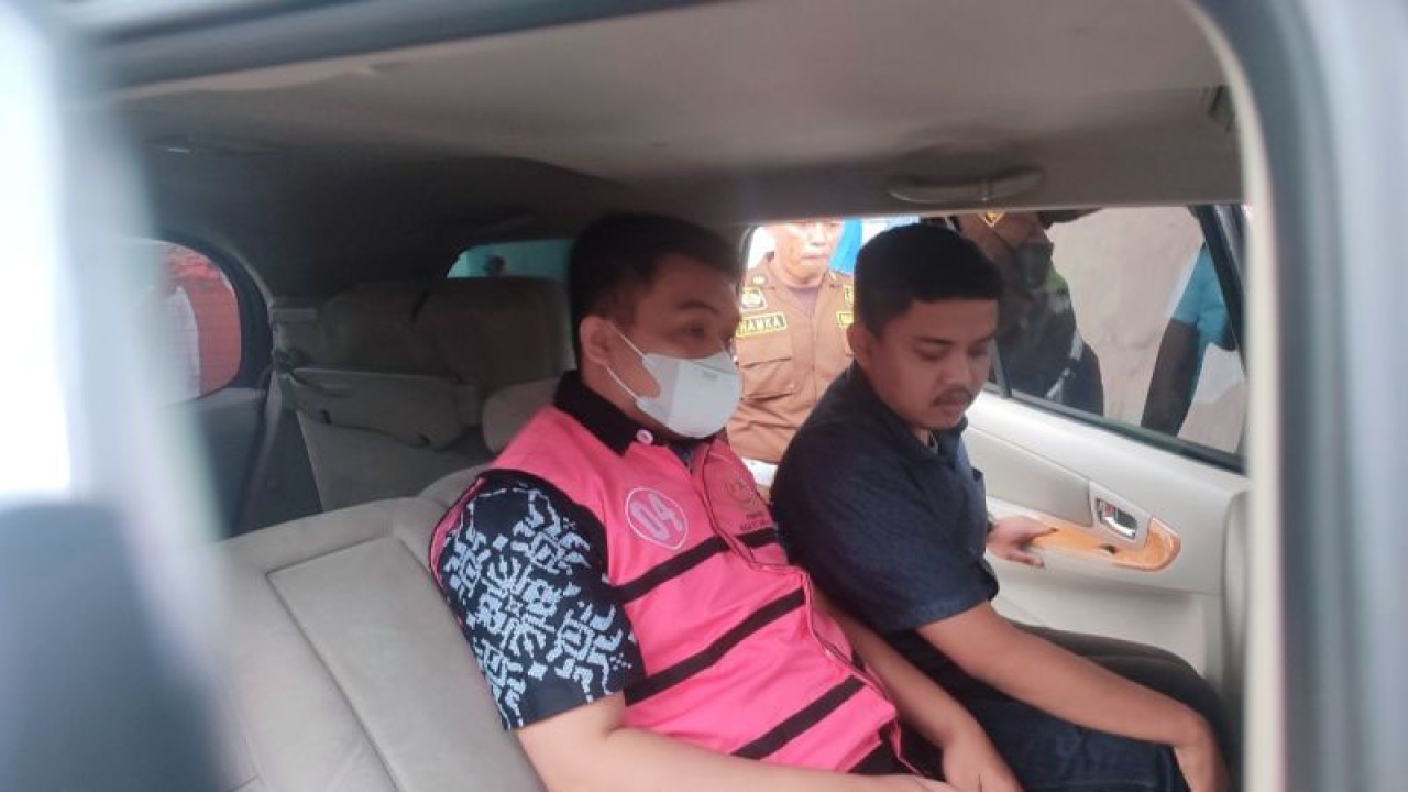 Tersangka berinisial I (dua kanan) bersiap dibawa petugas ke Lapas Kelas I A Makassar untuk penahanan setelah menjalani pemeriksaan dan ditetapkan sebagai tersangka di kantor Kejaksaan Tinggi Sulawesi Selatan, Jalan Urip Sumoharjo, Makassar, Rabu (14/12/2022). ANTARA/Darwin Fatir.