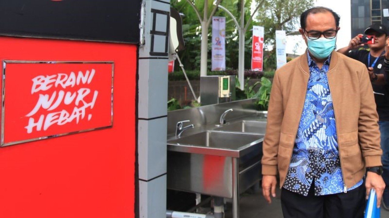 Hakim Agung Gazalba Saleh berjalan meninggalkan Gedung Merah Putih KPK usai pemeriksaan di Jakarta, Kamis (27/10/2022). (ANTARA FOTO/Reno Esnir/rwa)