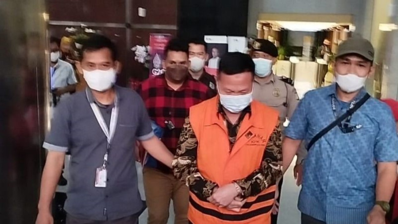 Tersangka mantan Kepala Kanwil BPN Provinsi Riau M. Syahrir (rompi jingga) di Gedung Merah Putih KPK, Jakarta, Kamis (1/12/2022). ANTARA/Benardy Ferdiansyah.