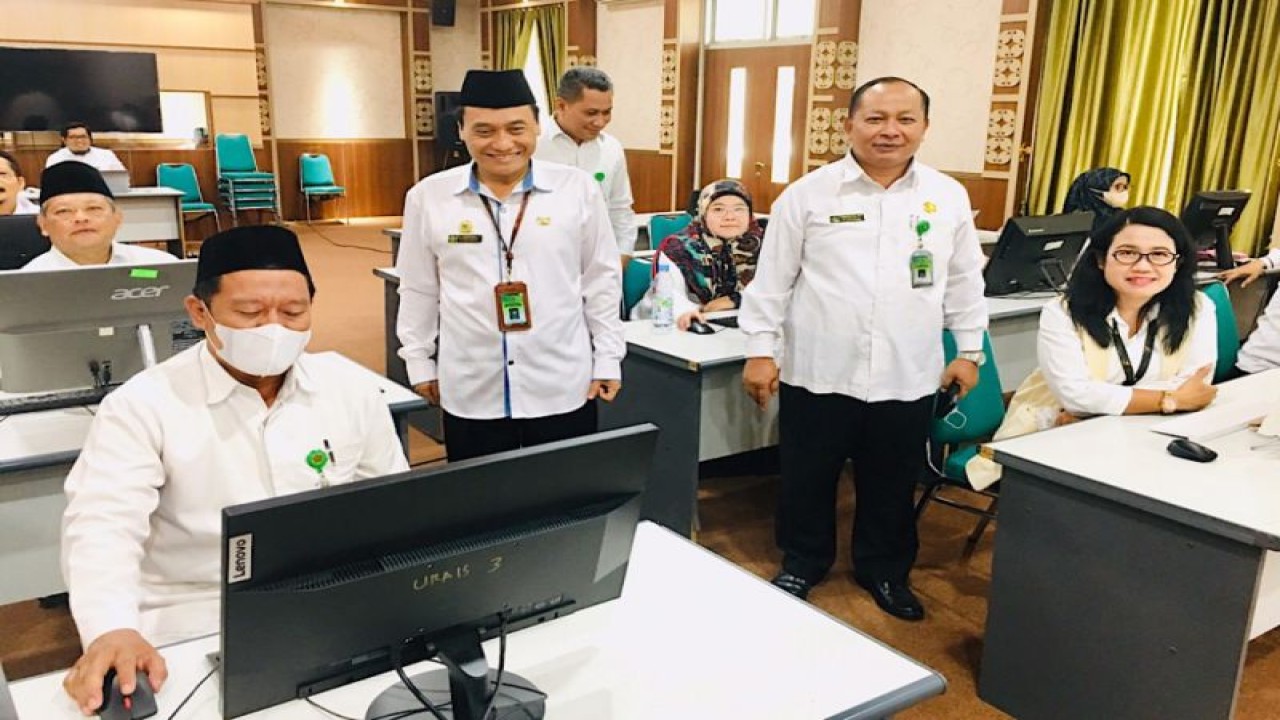 Kepala Kantor Wilayah Kemenag DIY Masmin Afif meninjau tes CAT Profesionalisme dan Moderasi Beragama di Yogyakarta, Selasa (27/12) (FOTO ANTARA/HO/Kemenag DIY)