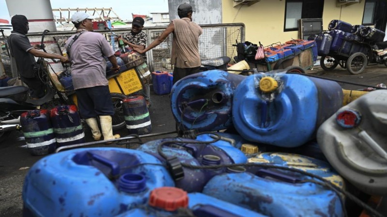 Ilustrasi: Petugas mengisi BBM jenis solar di SPBU Kampung Nelayan Cilincing, Jakarta, Rabu (14/09/2022). . ANTARA FOTO/Wahyu Putro A/foc. (ANTARA FOTO/WAHYU PUTRO A)